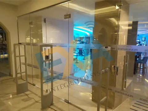 توريد وتركيب بوابات إنذار سرقة الملابس ونظام التاجات الأمنية للمحلات التجارية داخل احدي القري السياحية بشرم الشيخ